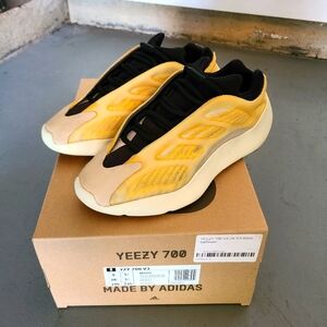 Yeezy 700 V3 MONO SAFFLOWER